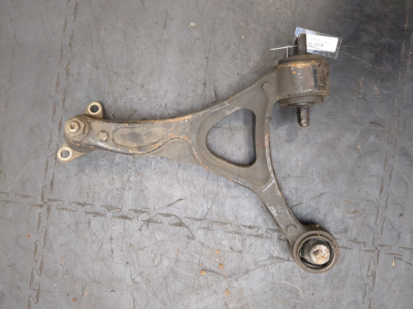 Рычаг передний правый