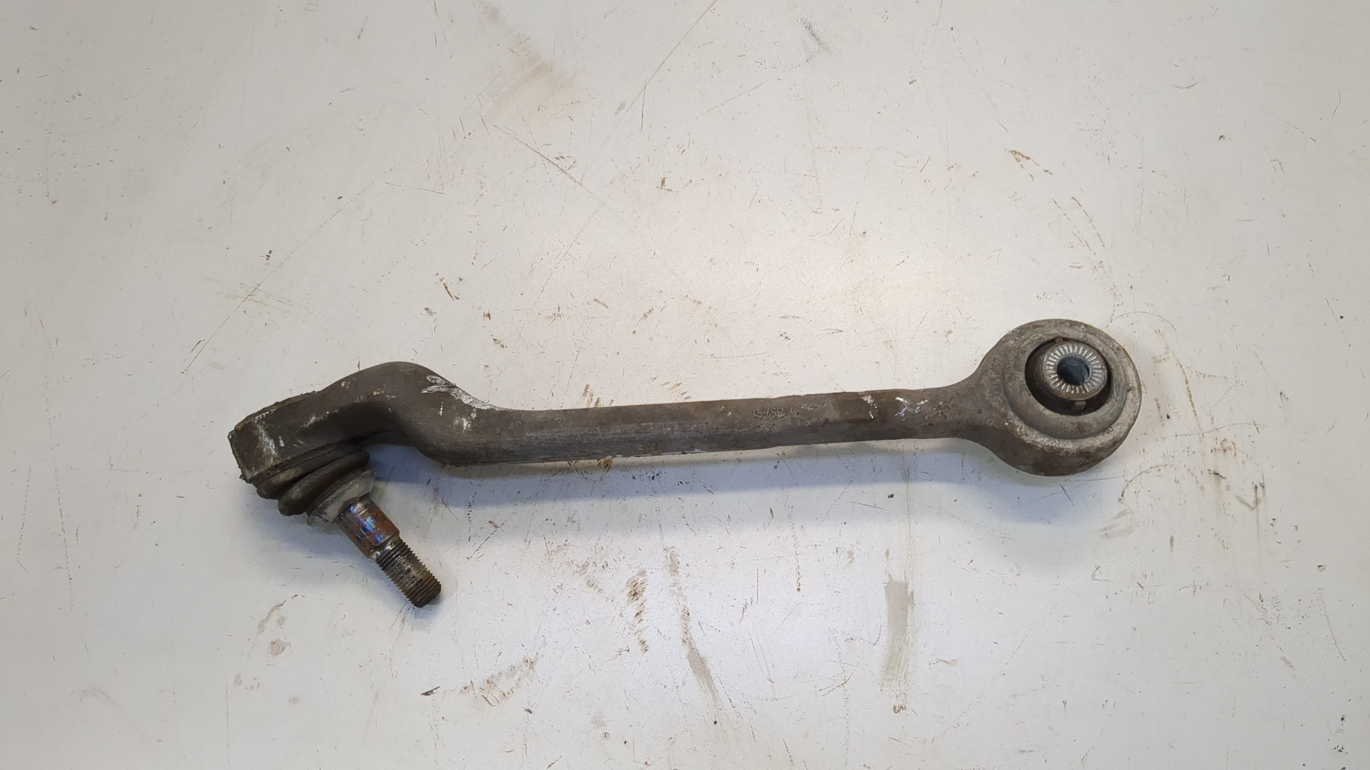 Рычаг передний левый