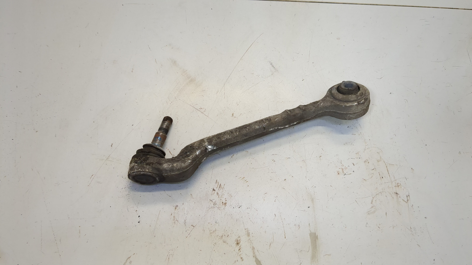 Рычаг передний левый