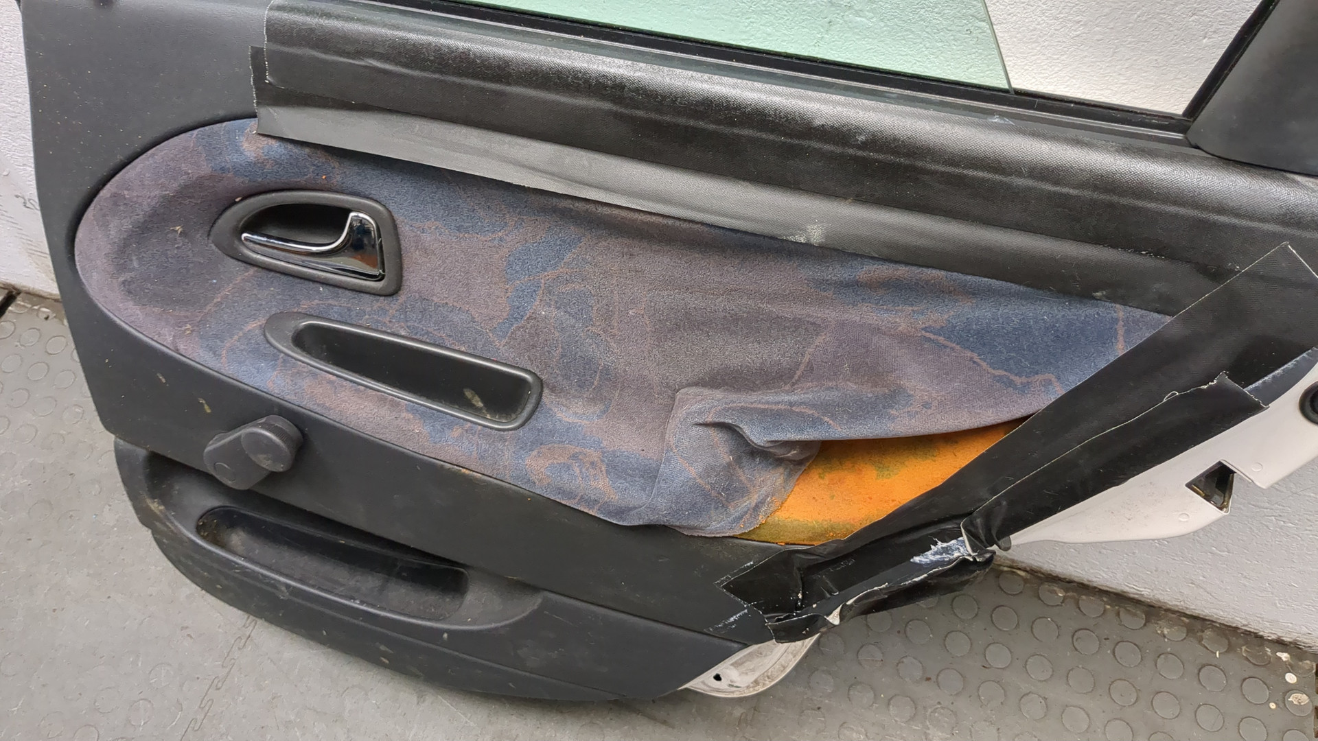 Дверь задняя правая