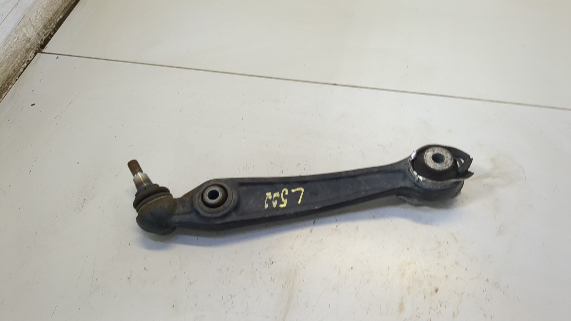 Рычаг передний левый