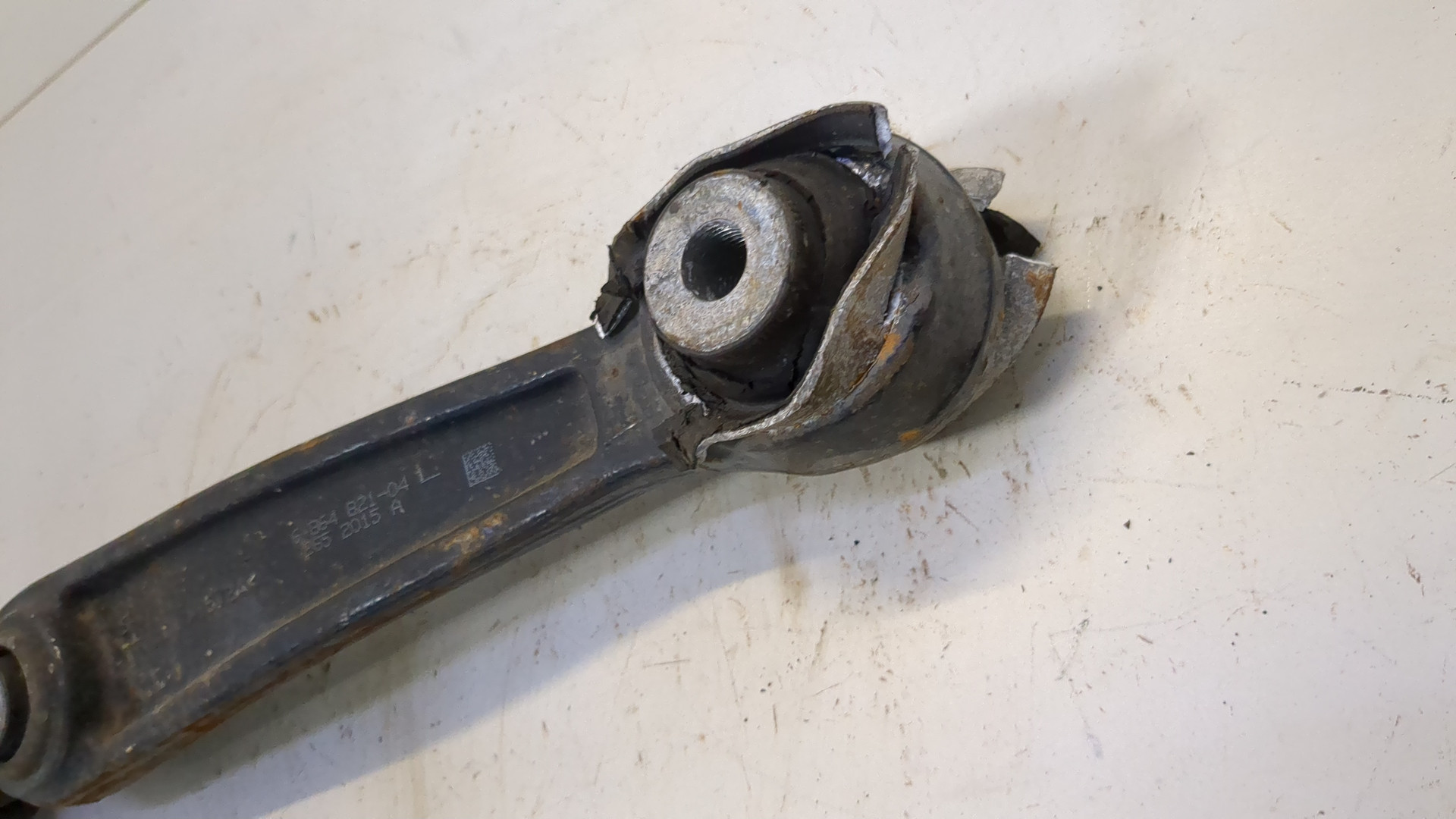 Рычаг передний левый