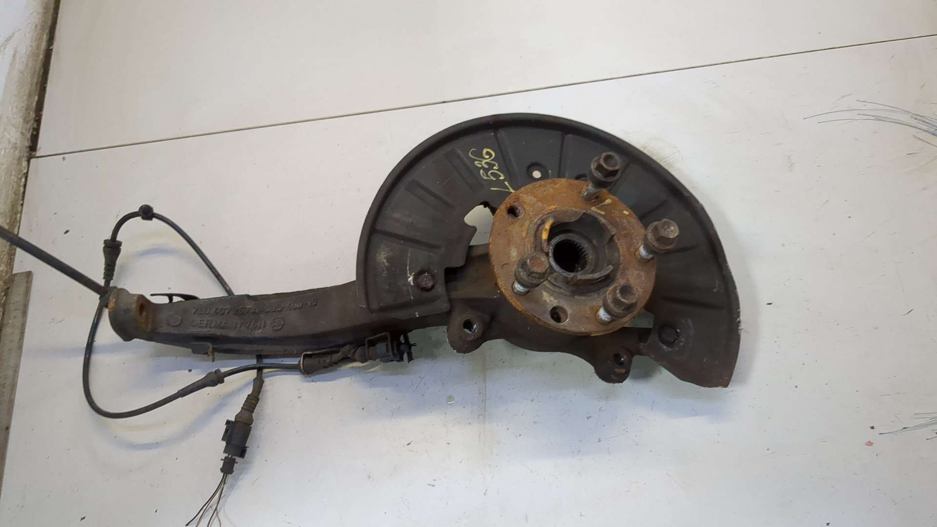 Кулак поворотный передний левый