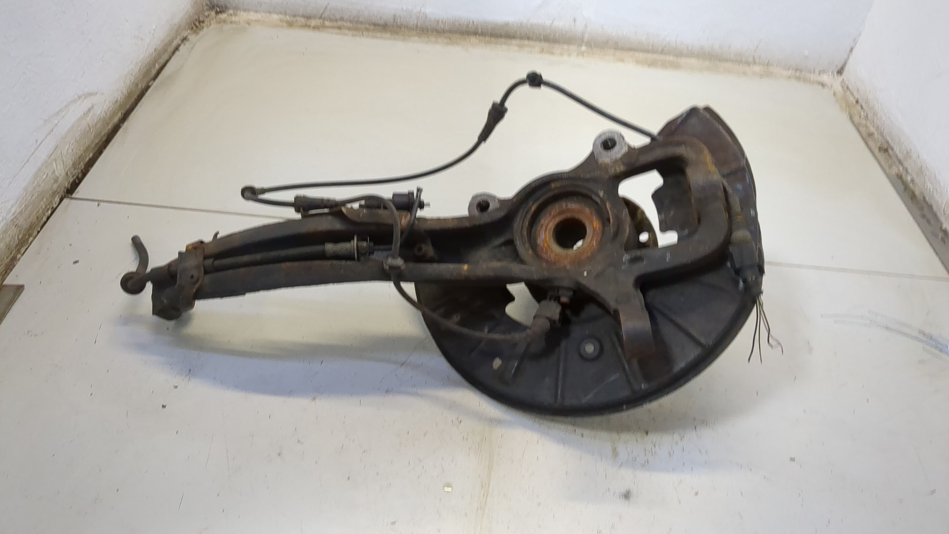 Кулак поворотный передний левый