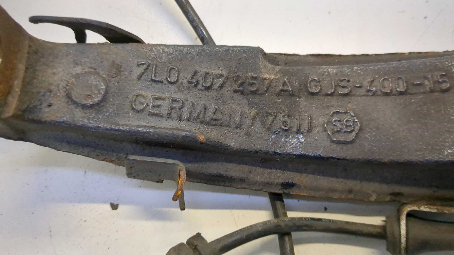 Кулак поворотный передний левый