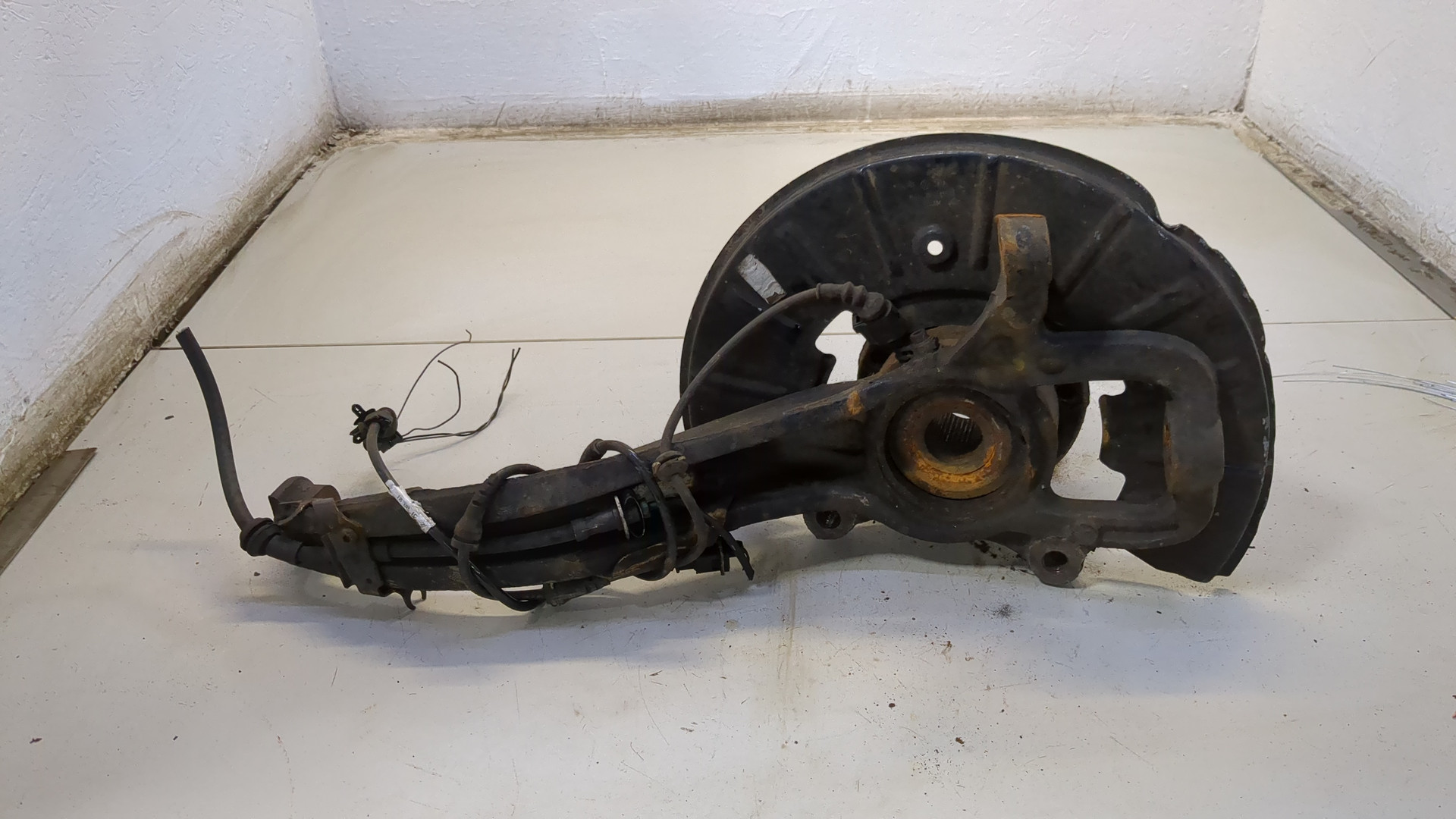 Кулак поворотный передний правый