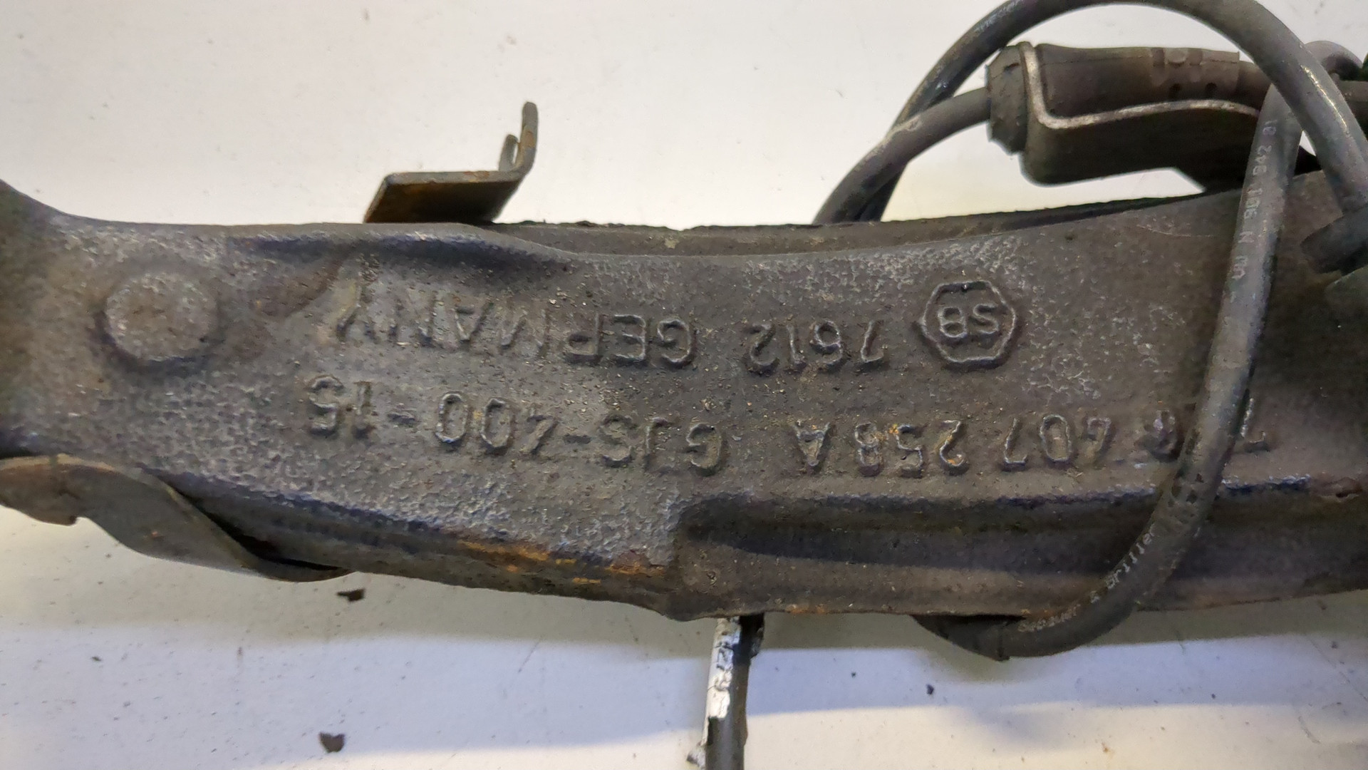 Кулак поворотный передний правый