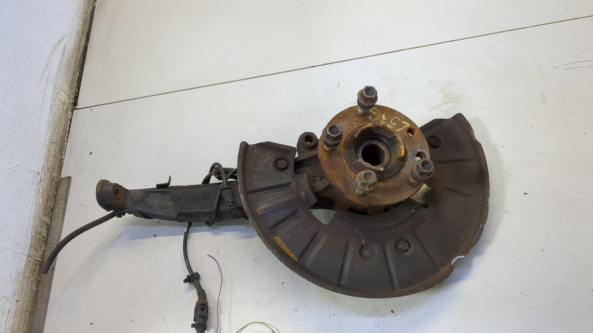 Кулак поворотный передний правый