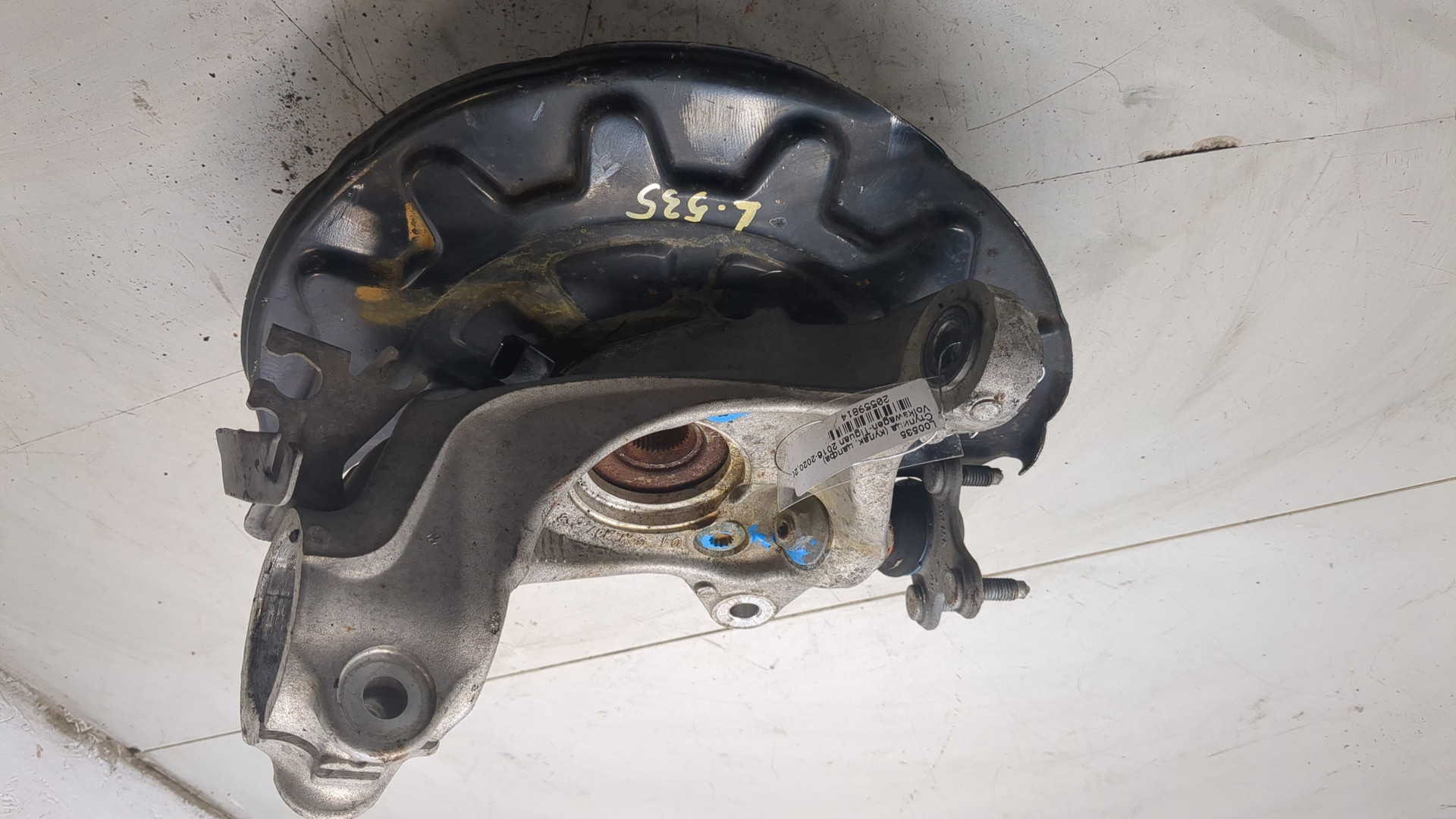 Кулак поворотный передний правый