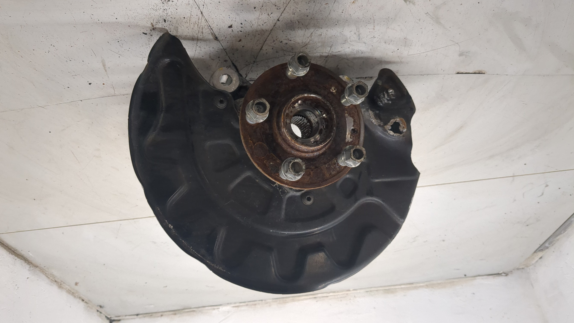 Кулак поворотный передний правый