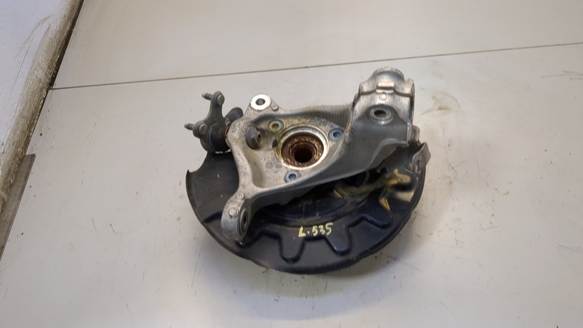 Кулак поворотный передний правый