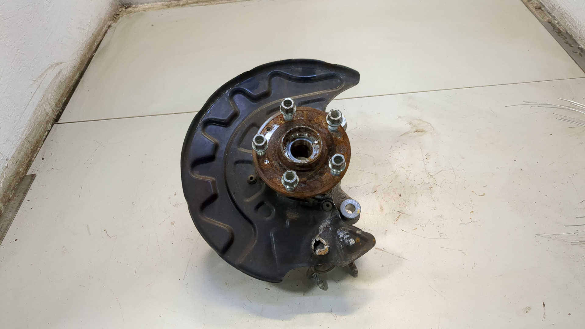 Кулак поворотный передний правый