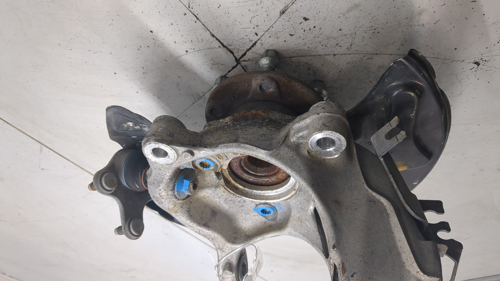 Кулак поворотный передний правый