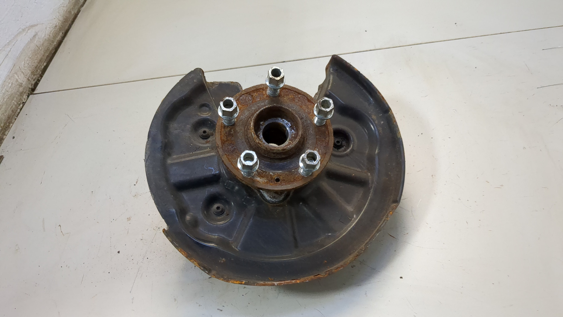 Кулак поворотный передний левый