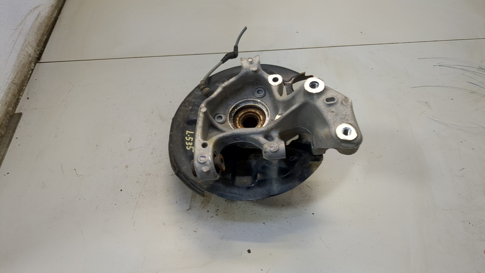 Кулак поворотный передний левый