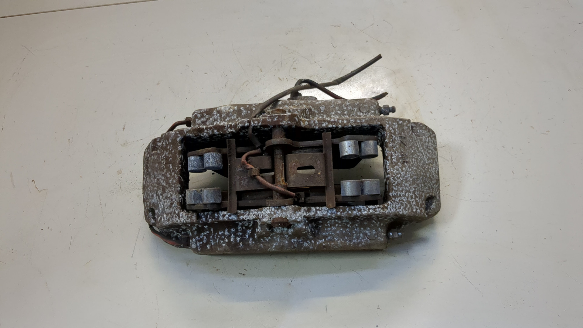 Суппорт передний левый