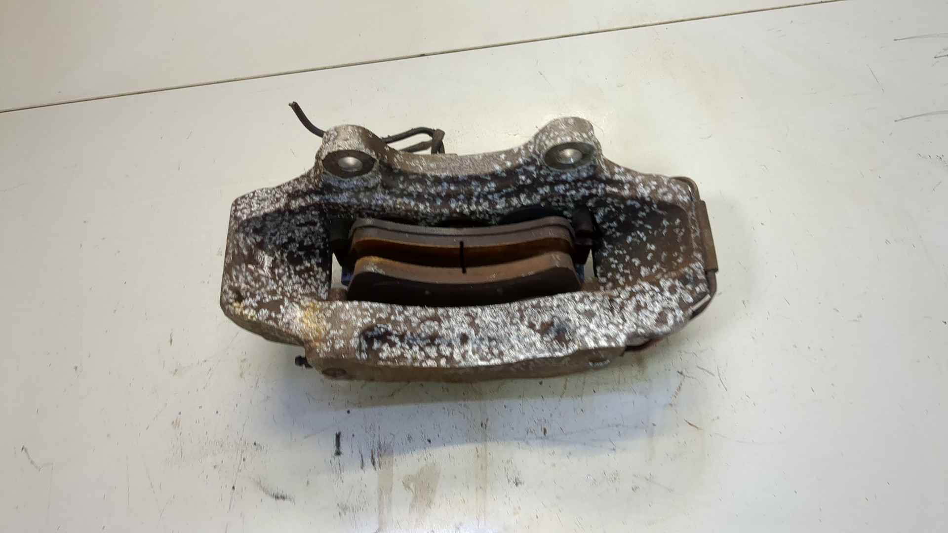 Суппорт передний левый