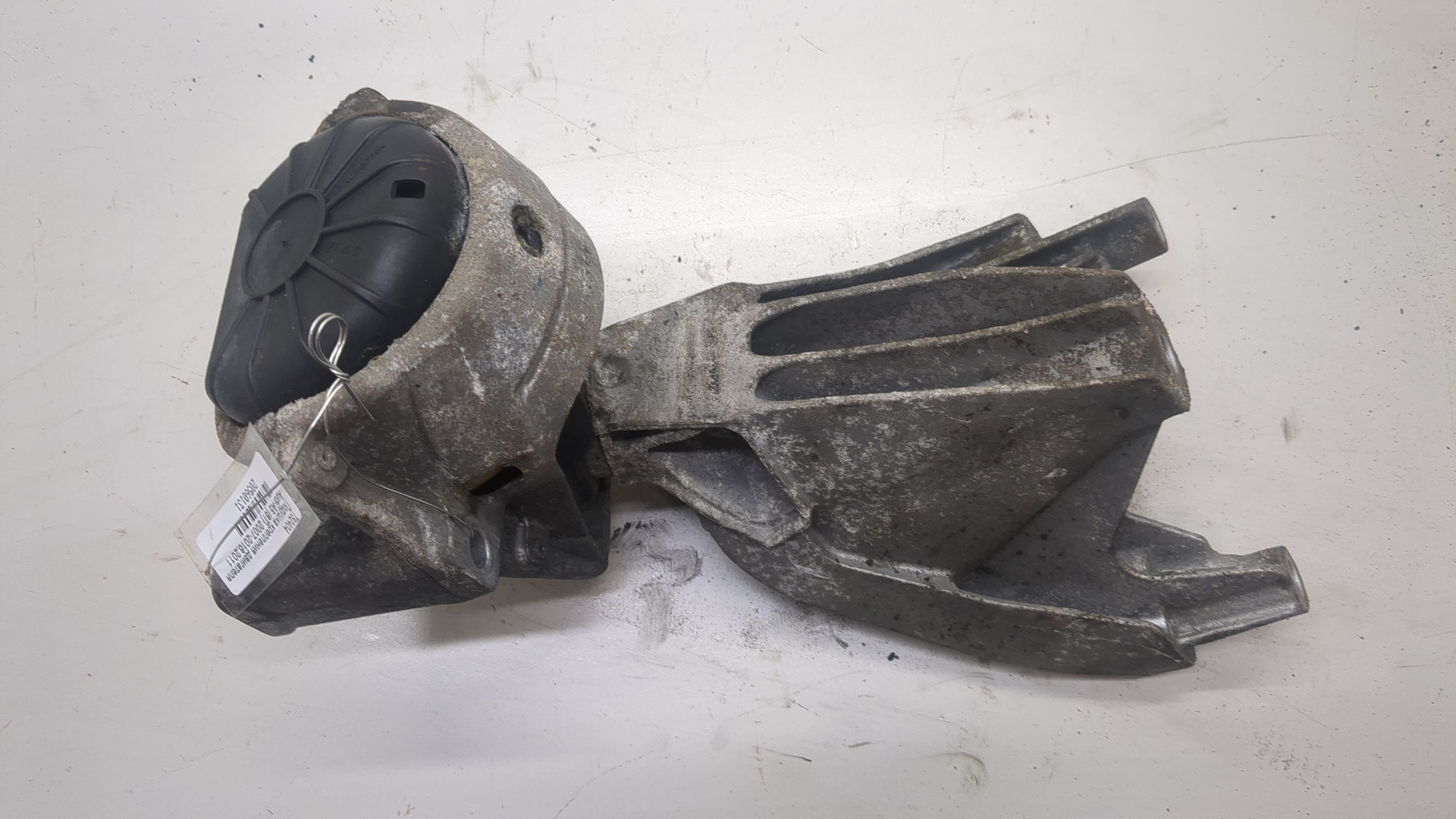 Опора двигателя левая