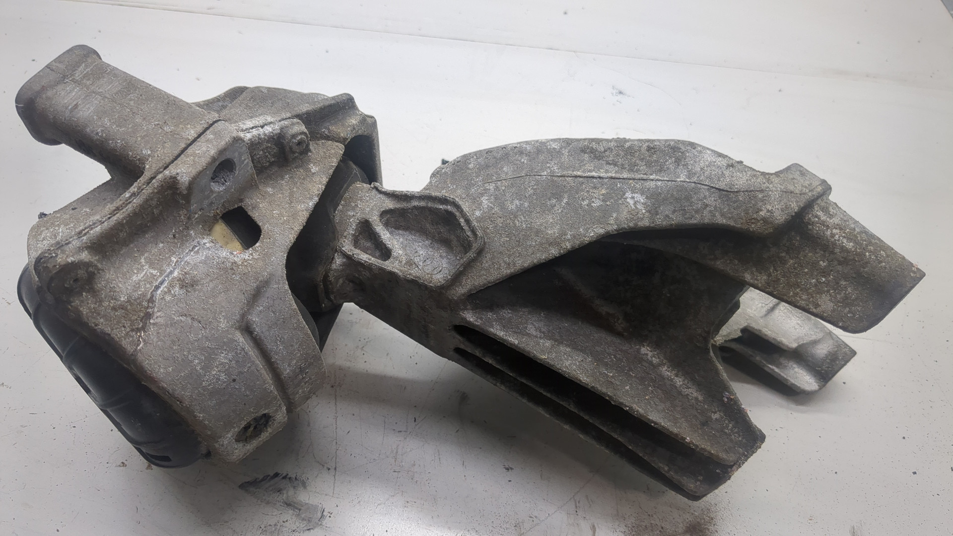 Опора двигателя левая