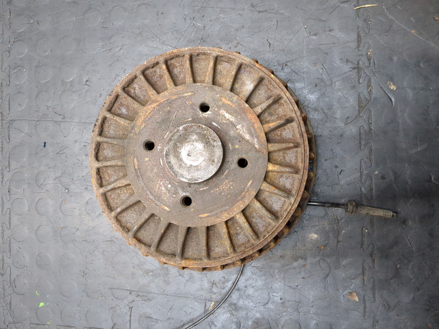 Кулак поворотный задний левый