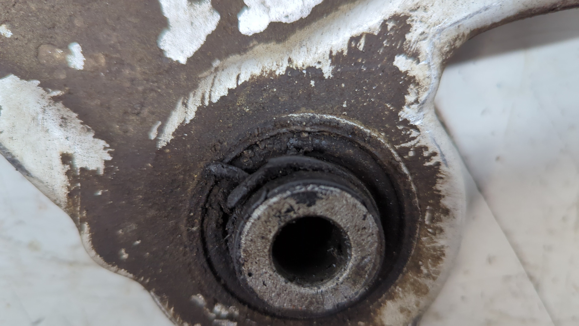 Рычаг передний левый