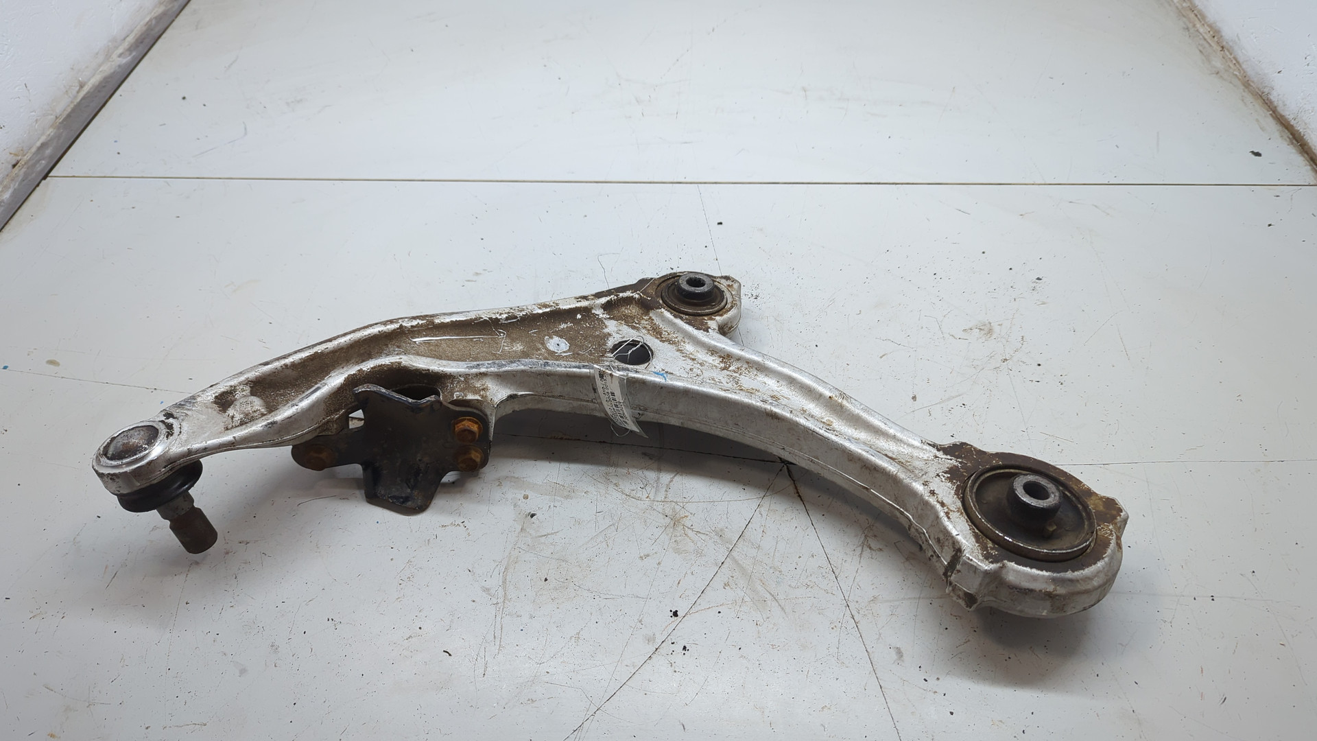 Рычаг передний левый