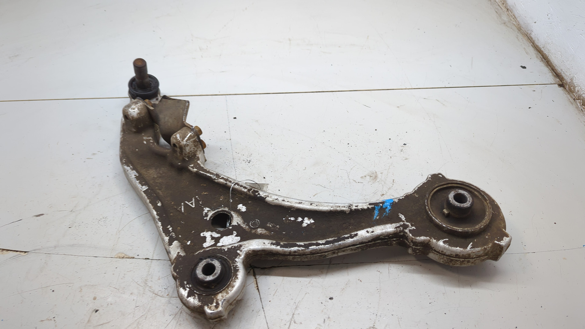 Рычаг передний левый