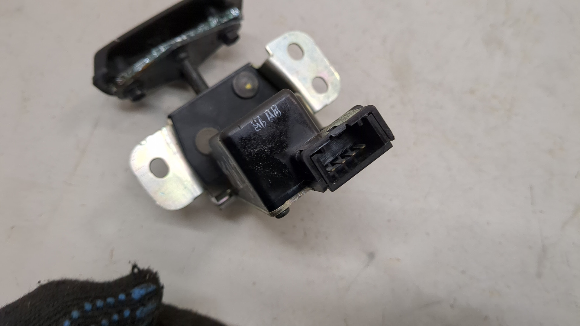 Замок бокового стекла