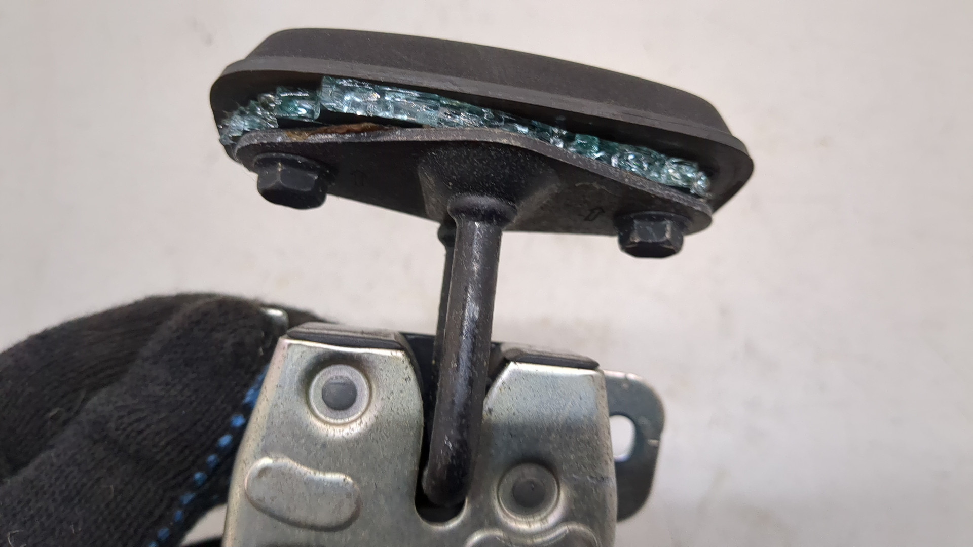 Замок бокового стекла