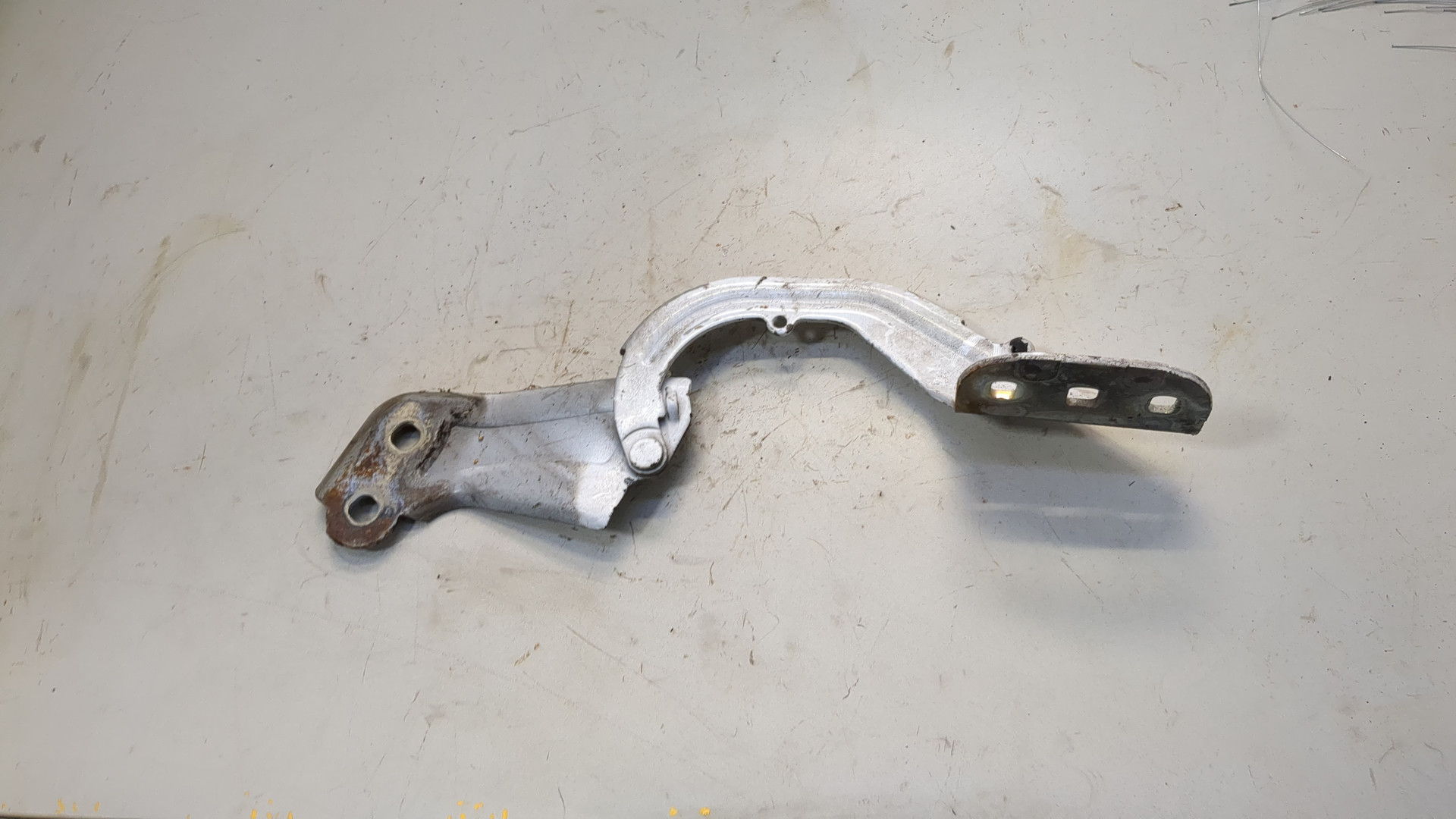 Петля капота правая