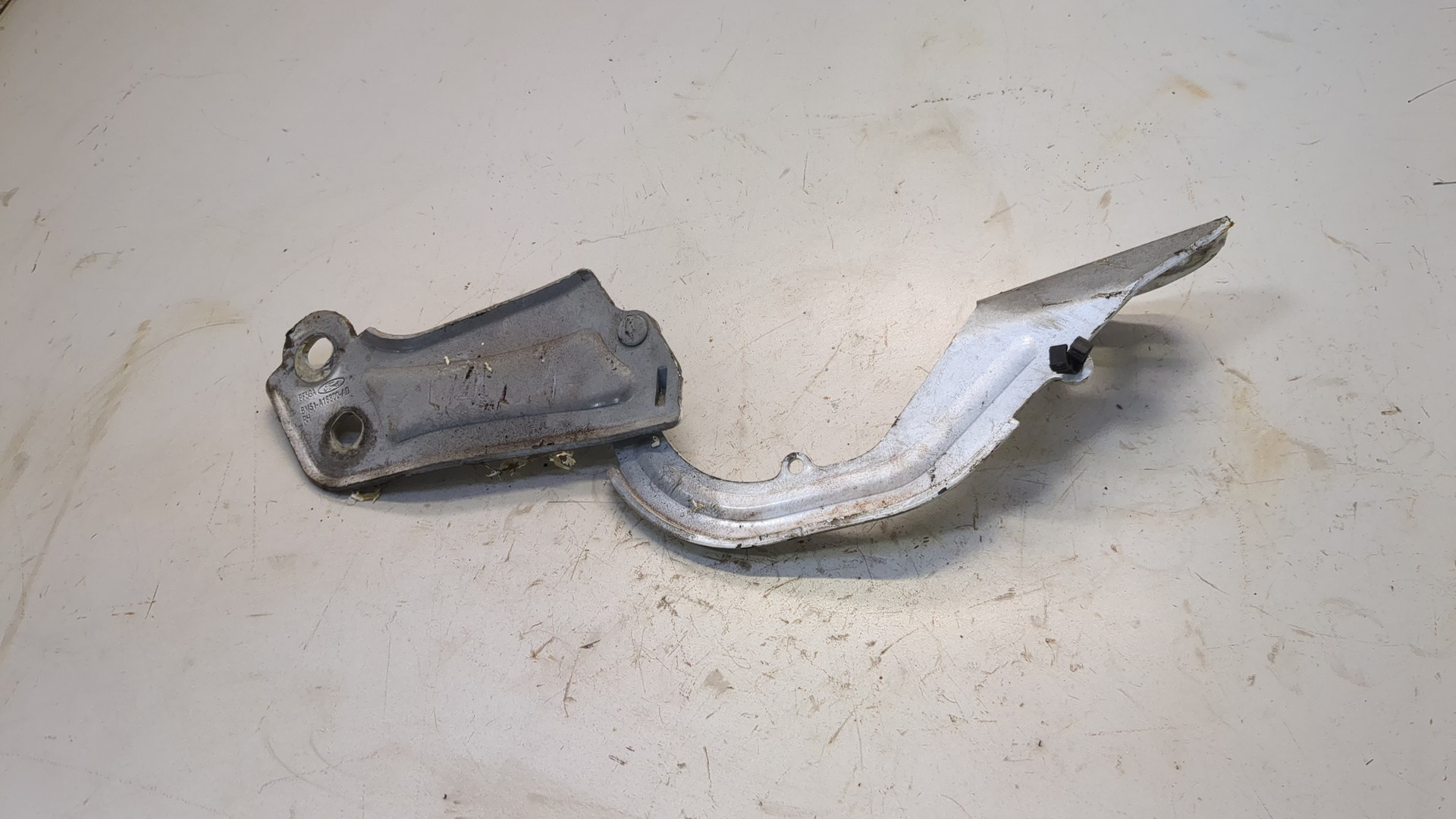 Петля капота правая