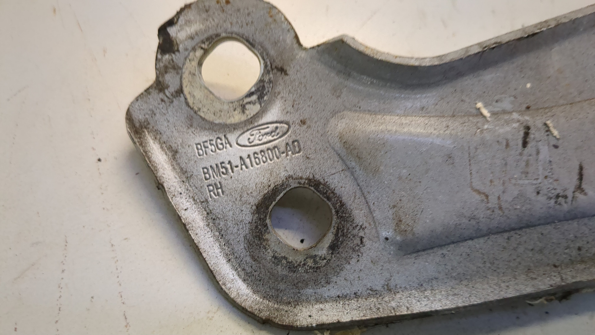 Петля капота правая