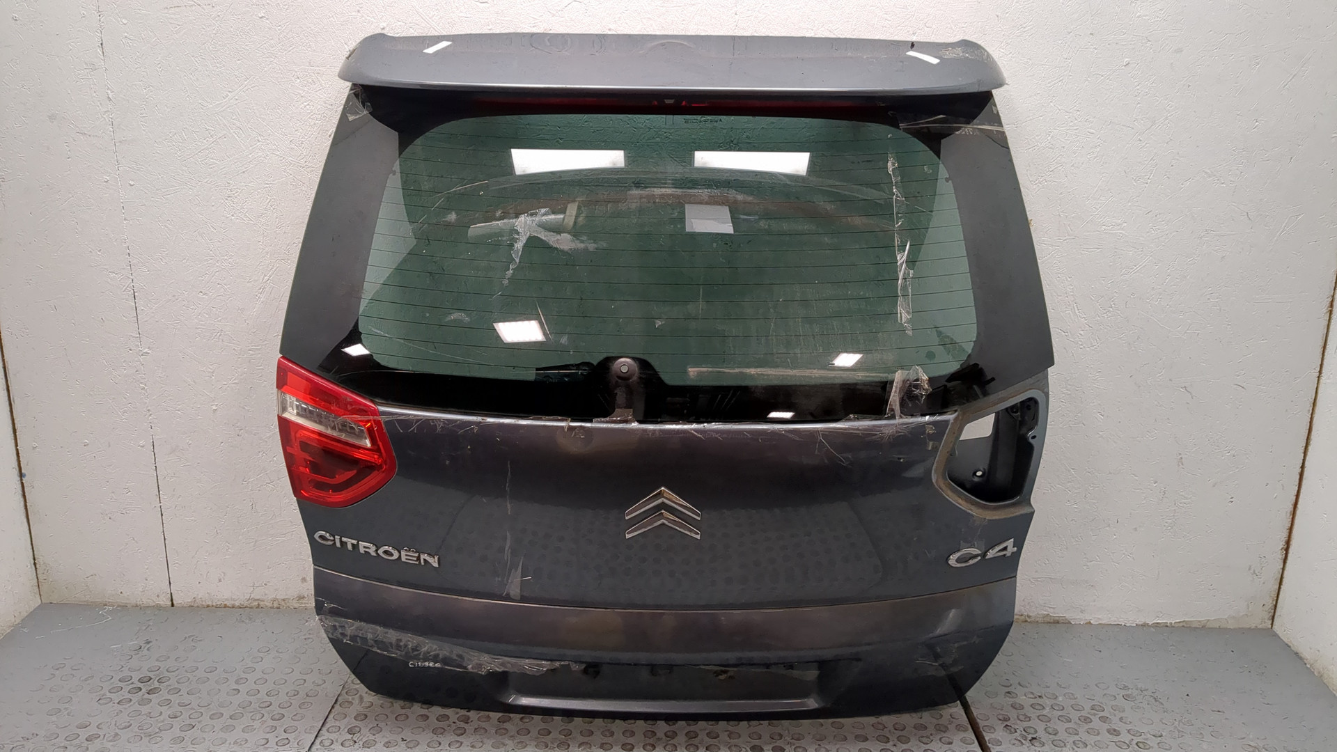 Дверь багажника