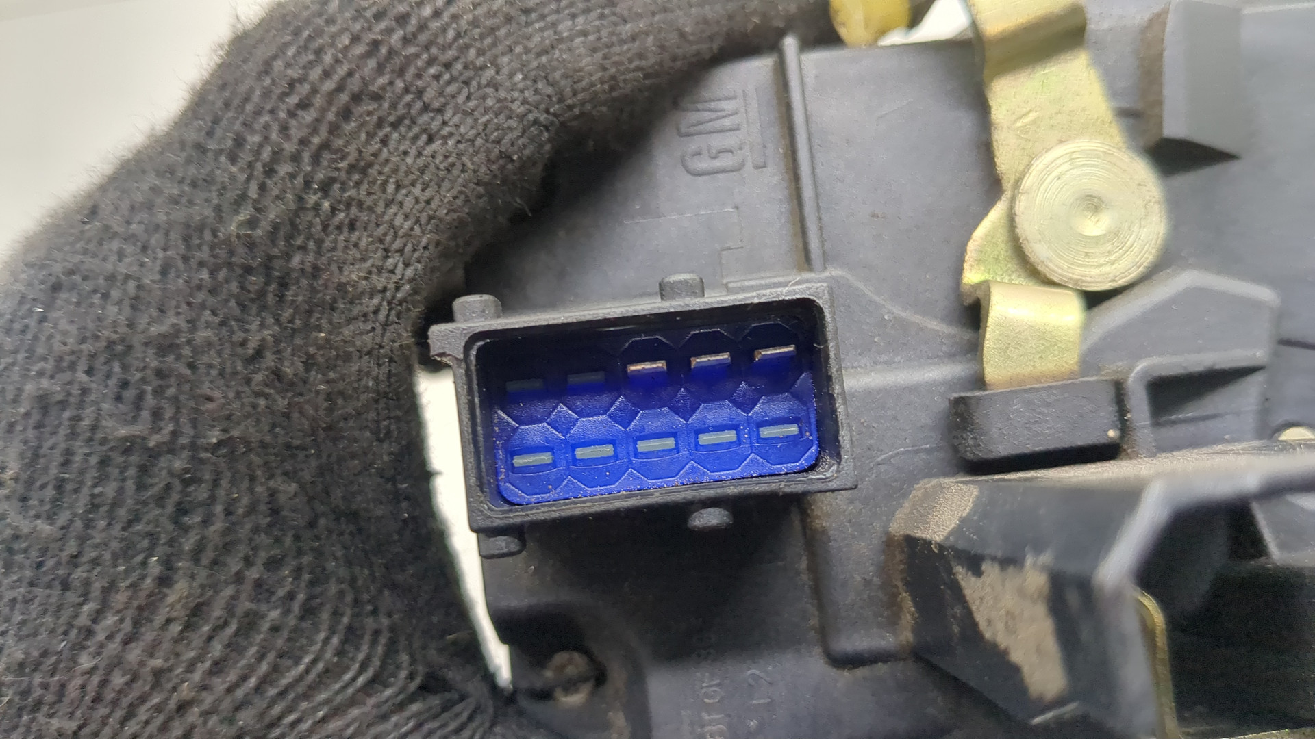 Замок двери передней левой