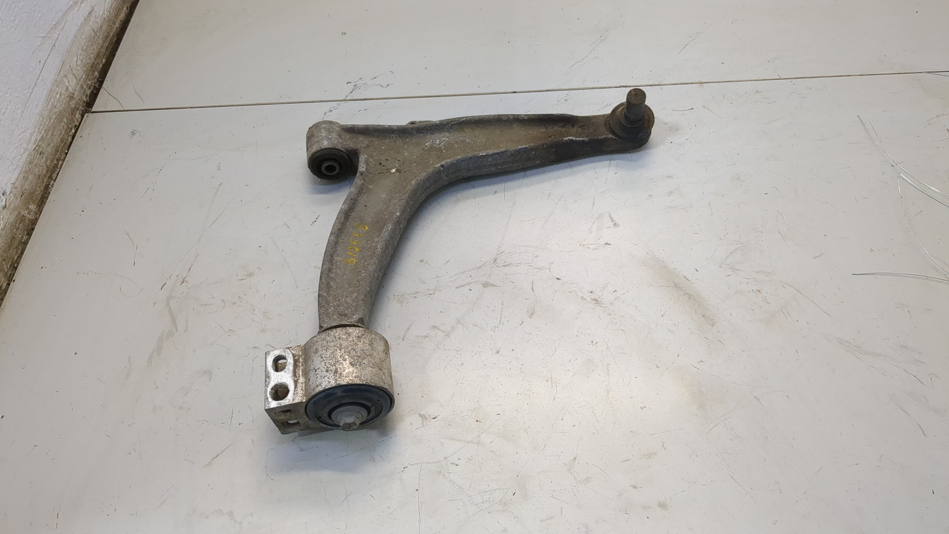 Рычаг передний правый