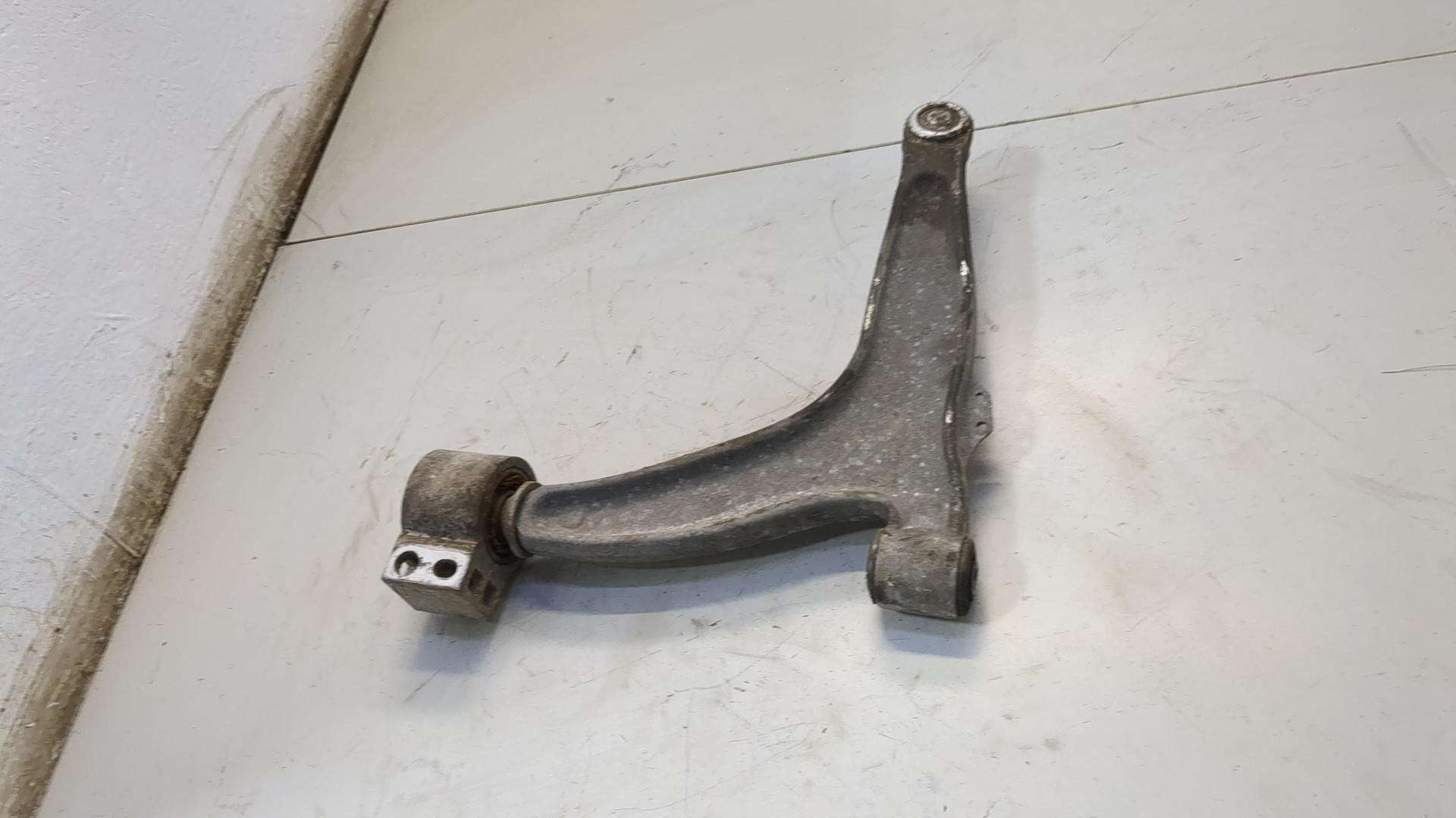 Рычаг передний правый