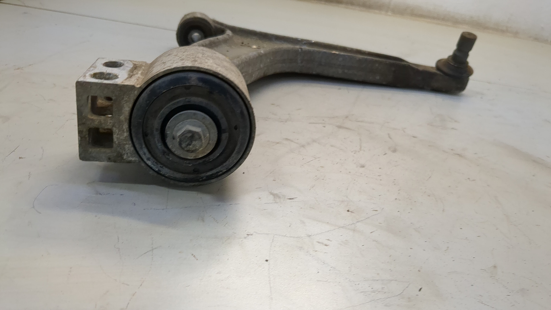 Рычаг передний правый