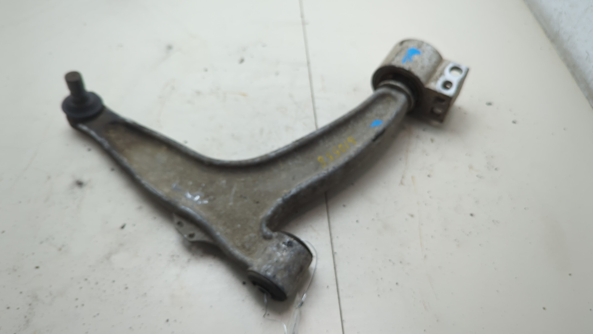 Рычаг передний правый