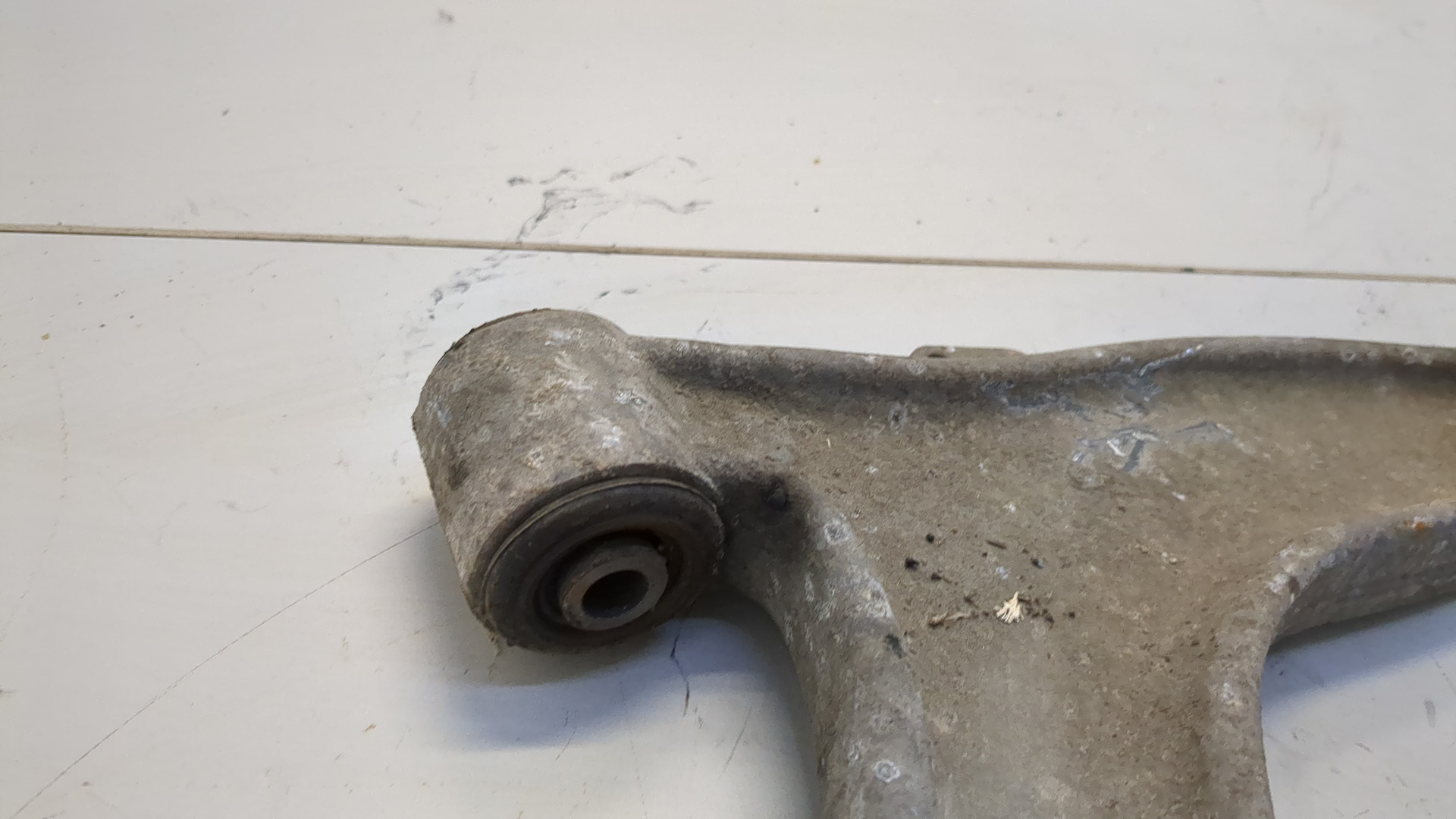 Рычаг передний правый