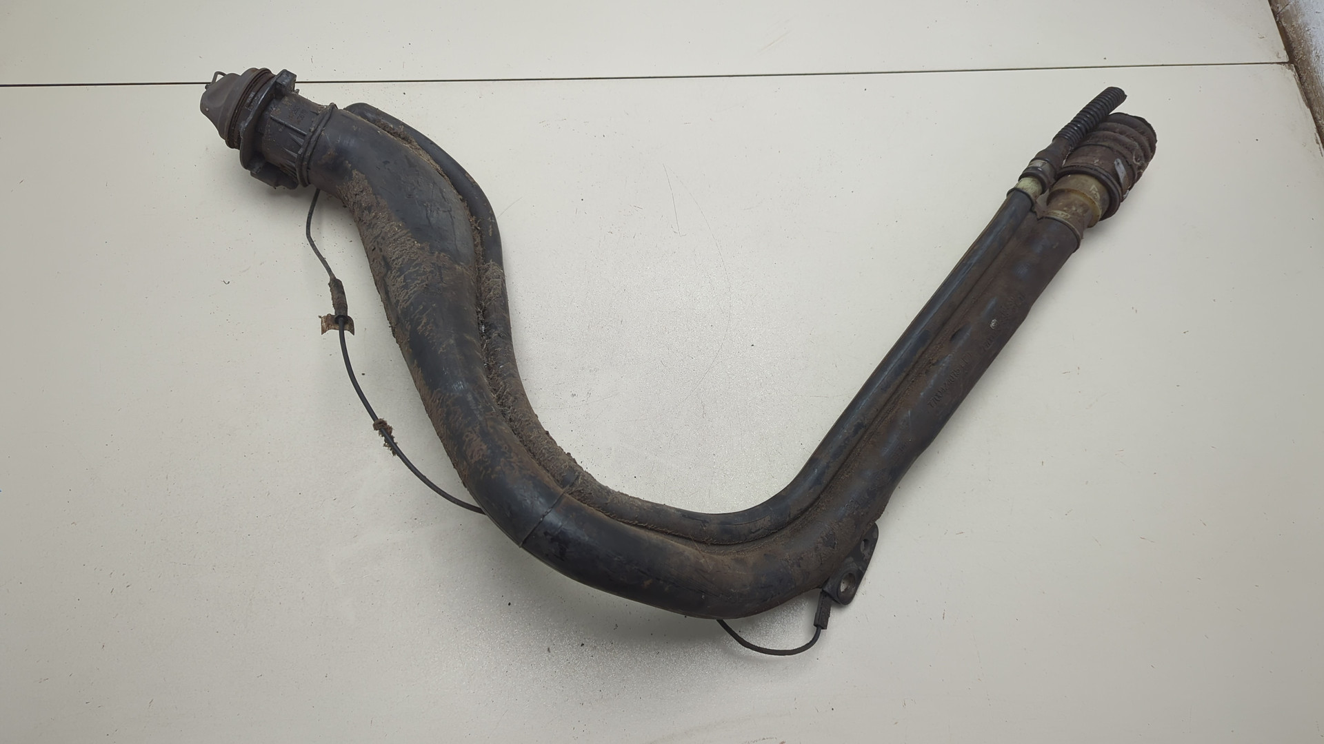 Горловина топливного бака