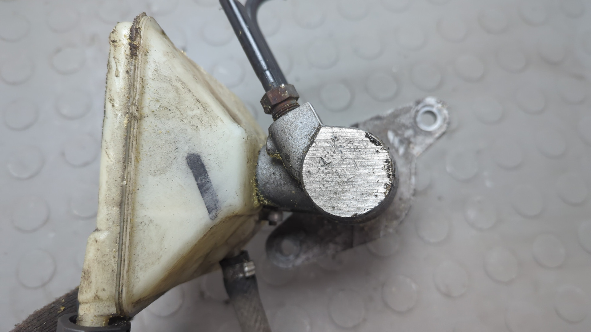 Цилиндр тормозной главный