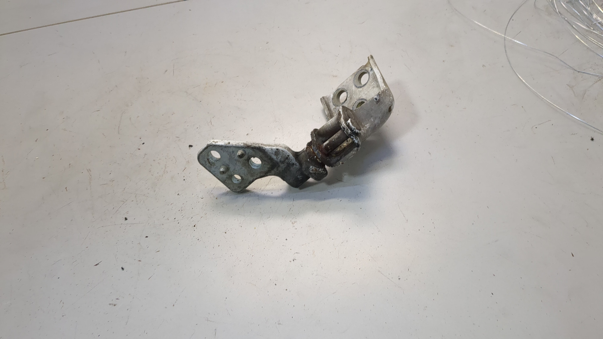 Петля двери