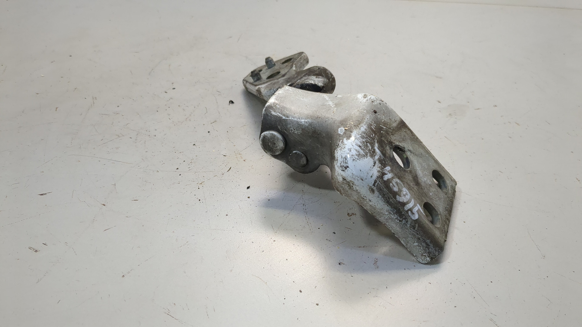 Петля двери