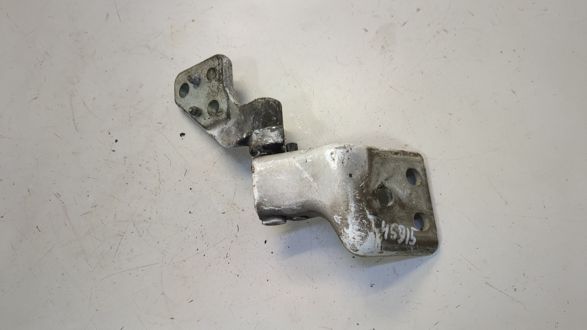 Петля двери