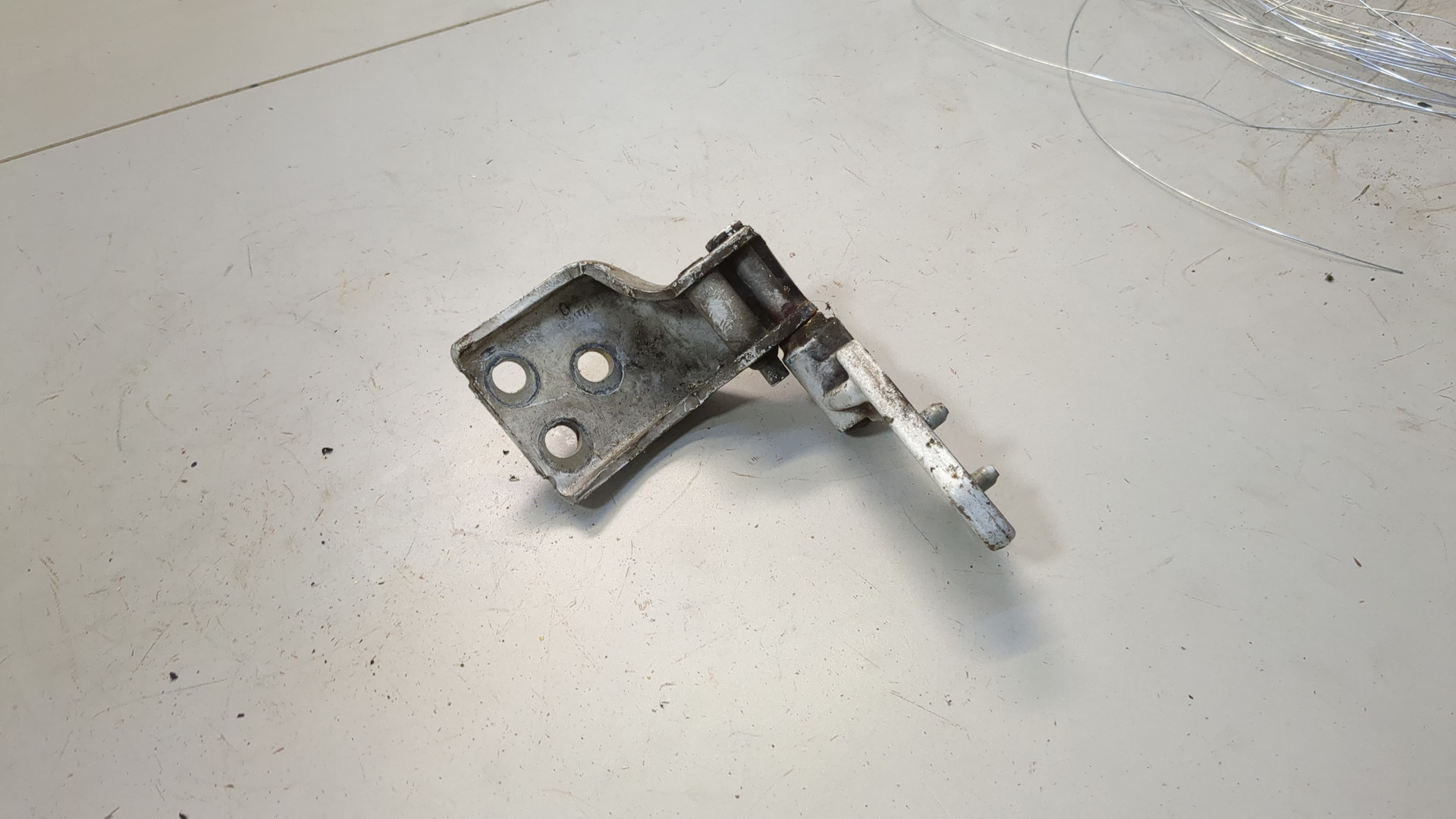 Петля двери