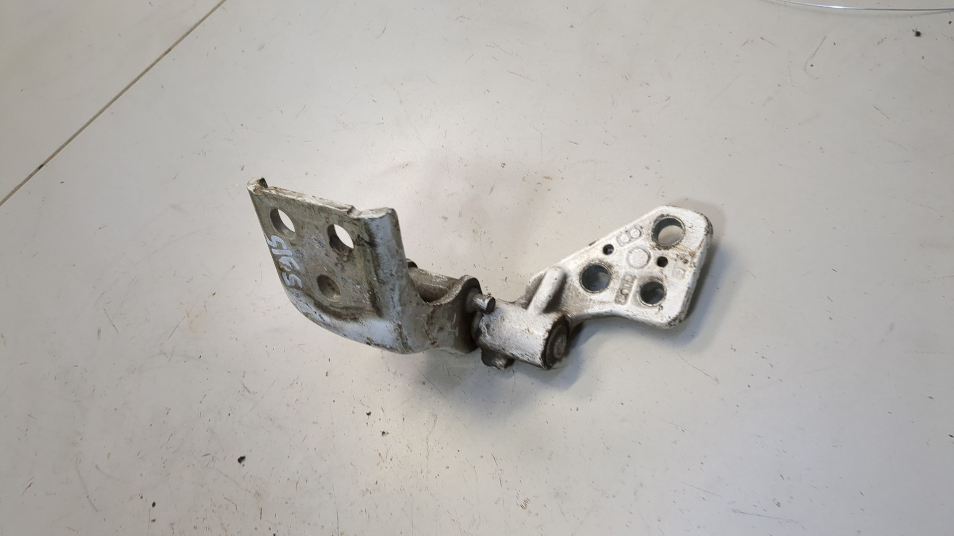 Петля двери