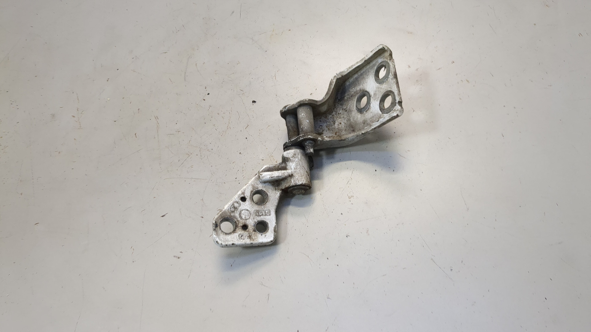 Петля двери