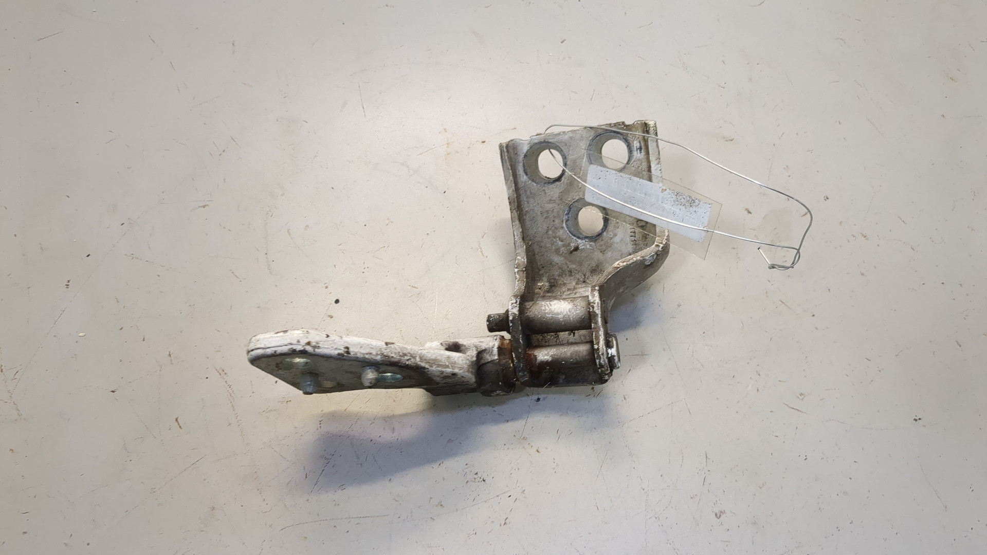 Петля двери