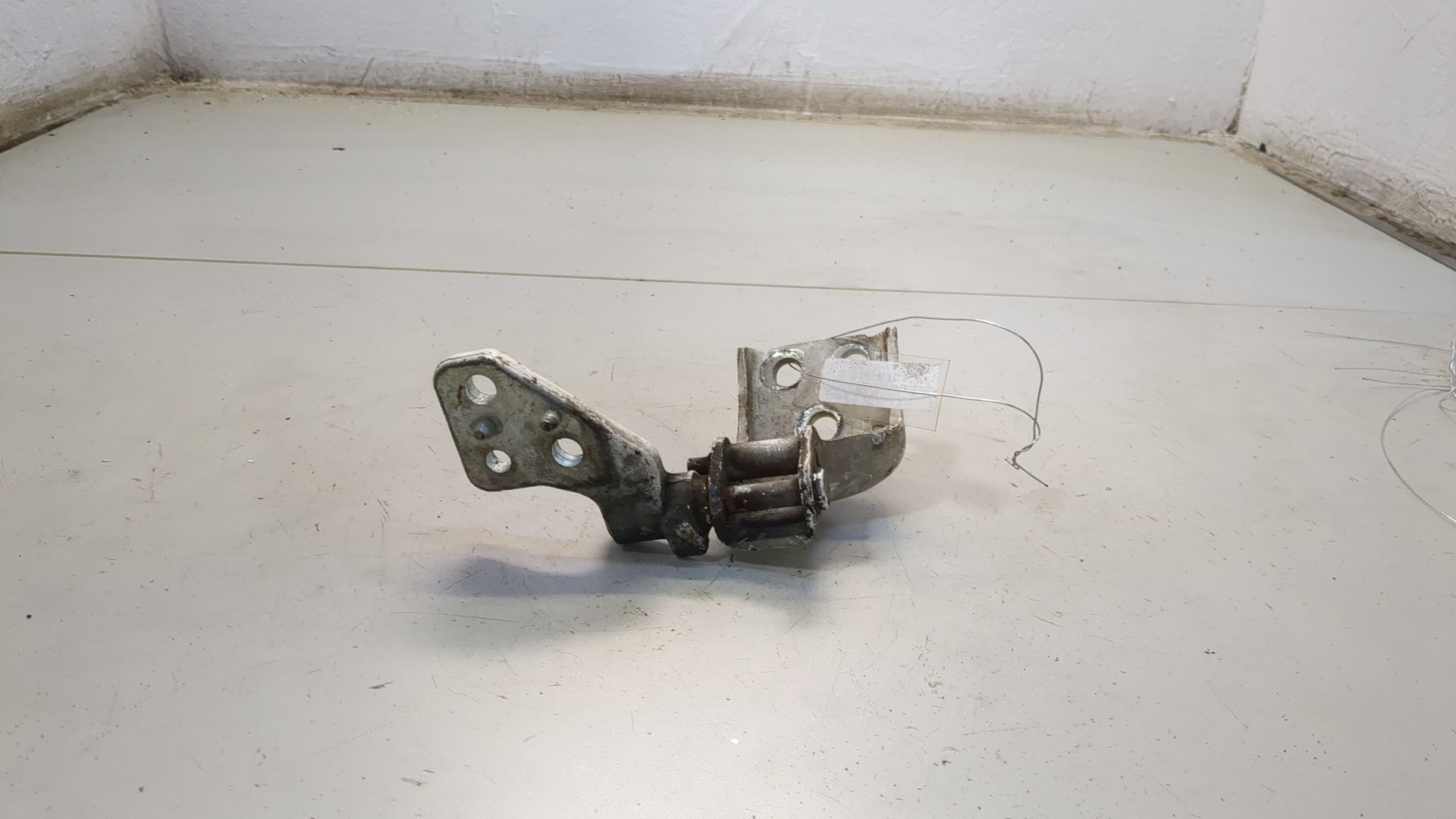 Петля двери