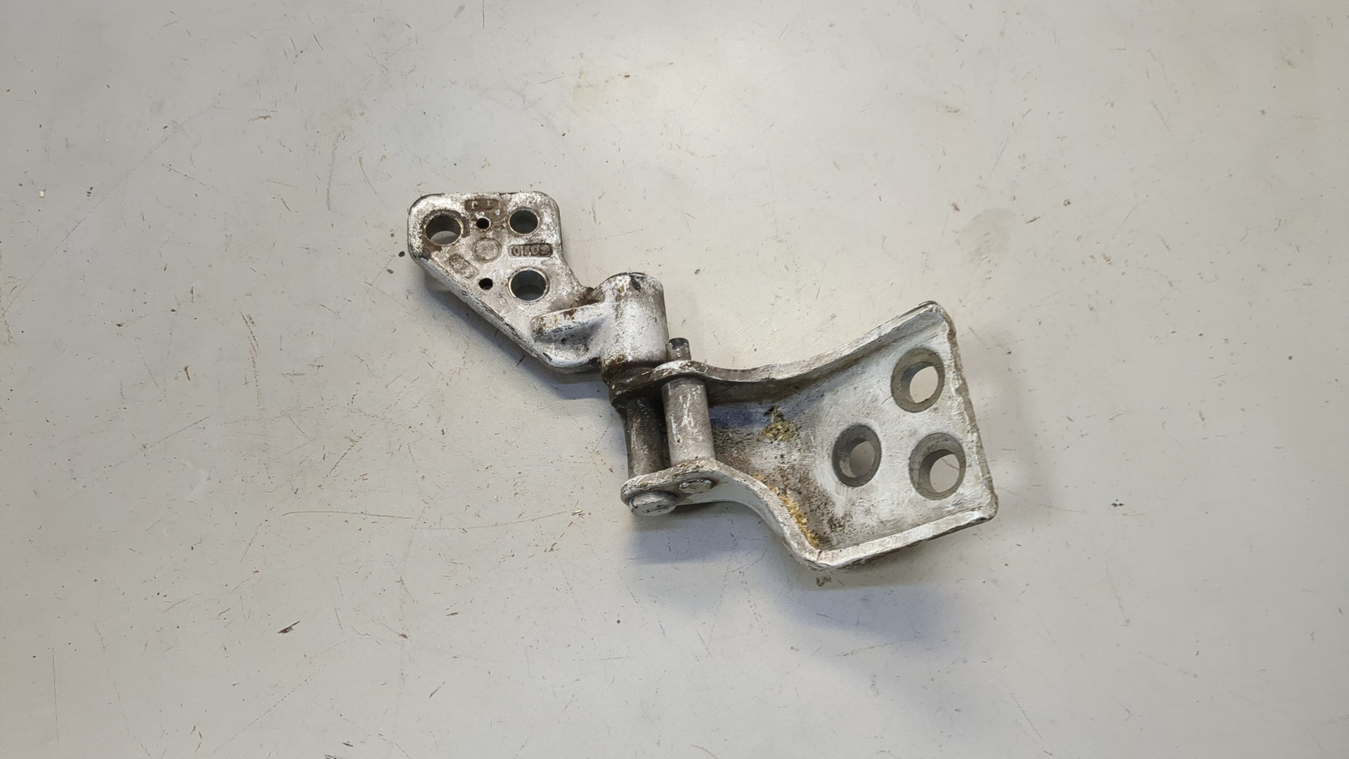 Петля двери